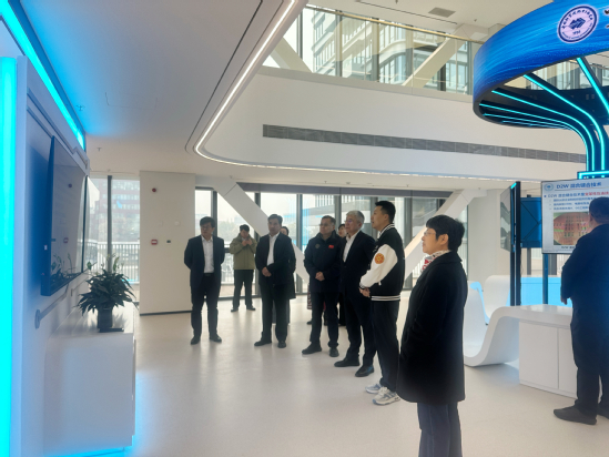 参观中科院微电子所集成电路产教融合基地