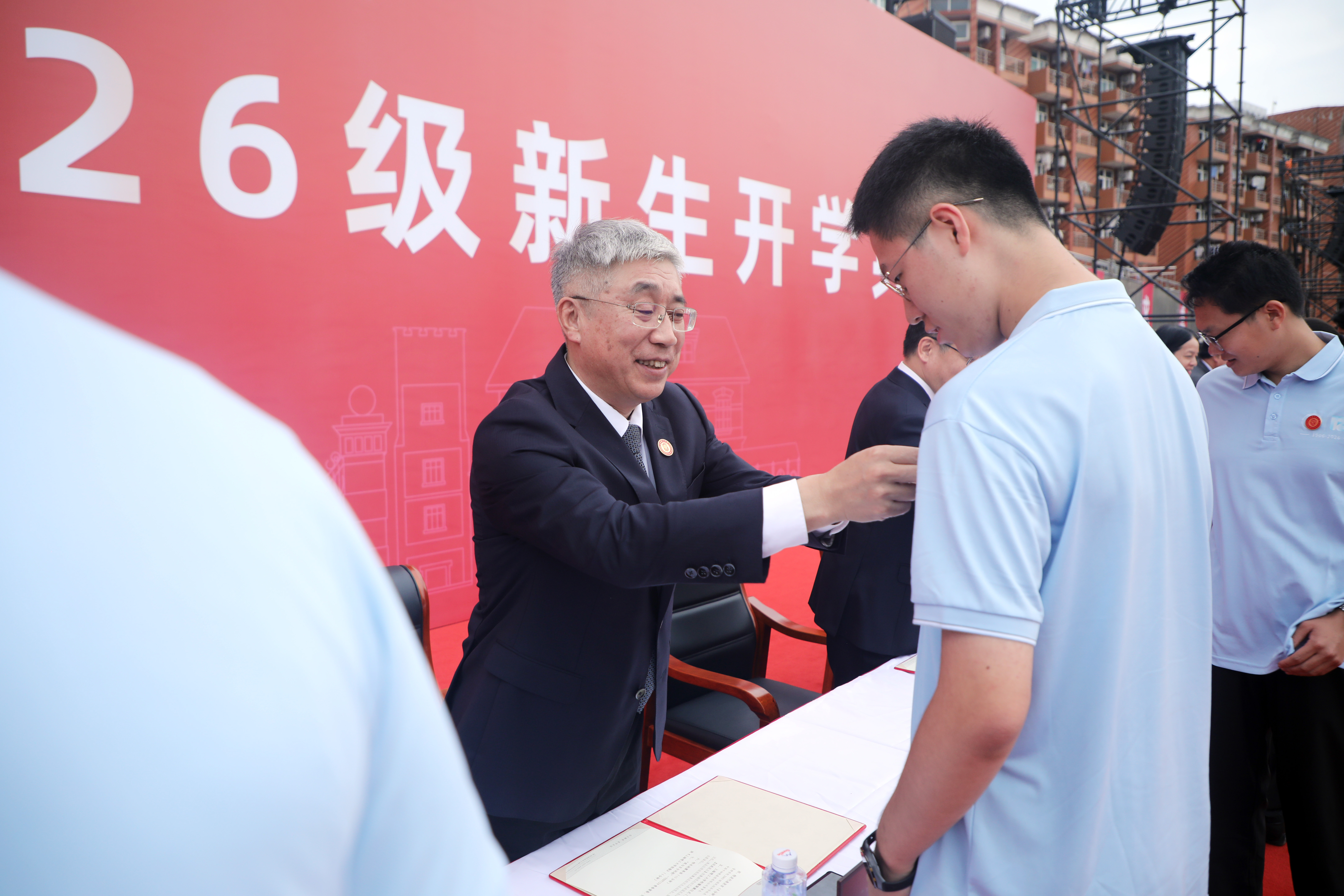校领导为新生代表佩戴校徽