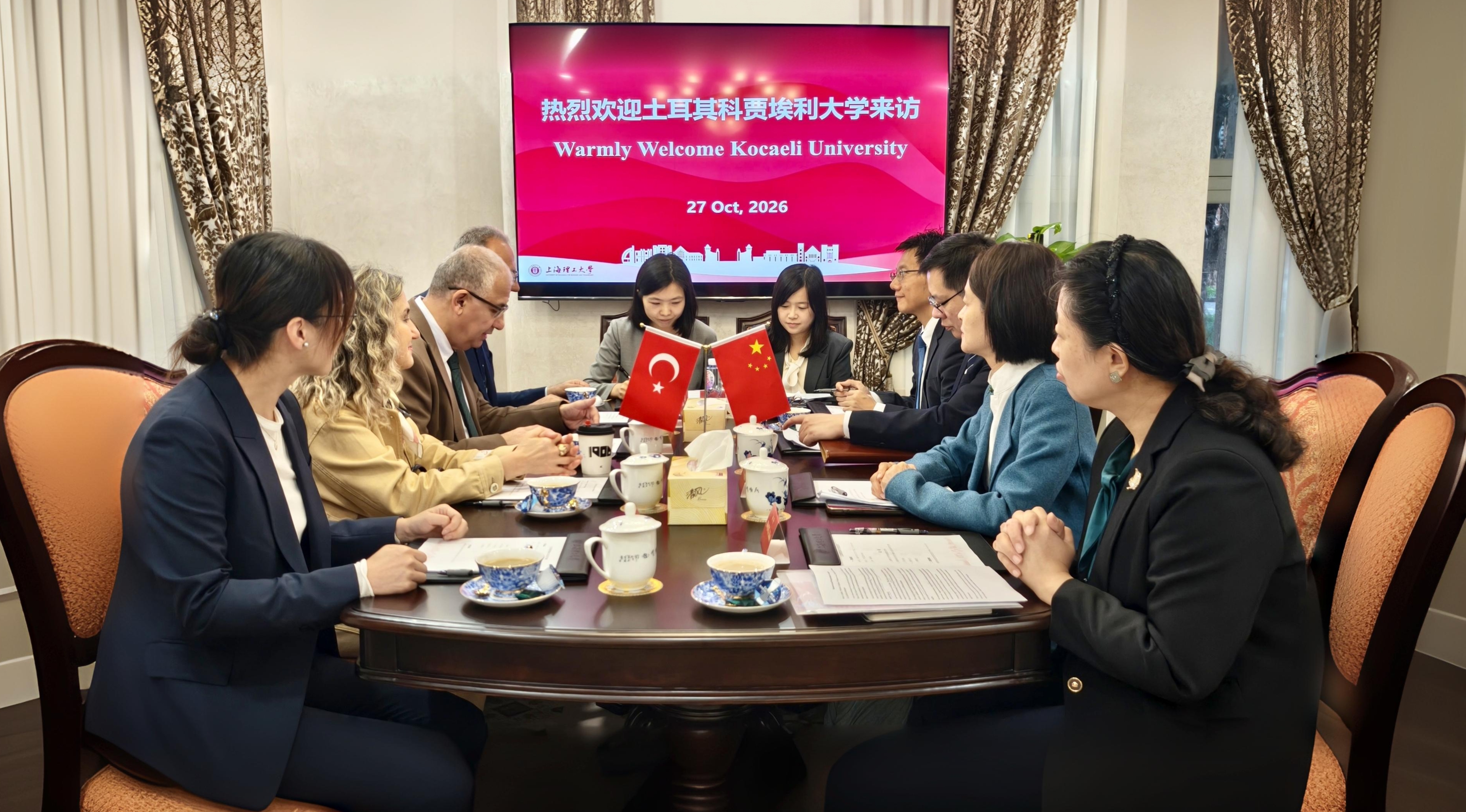 与科贾埃利大学会谈现场