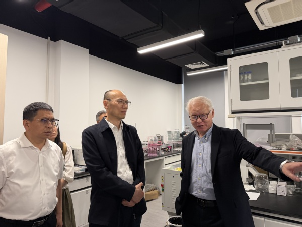 中石化一行参观光化学与光材料研究院实验室