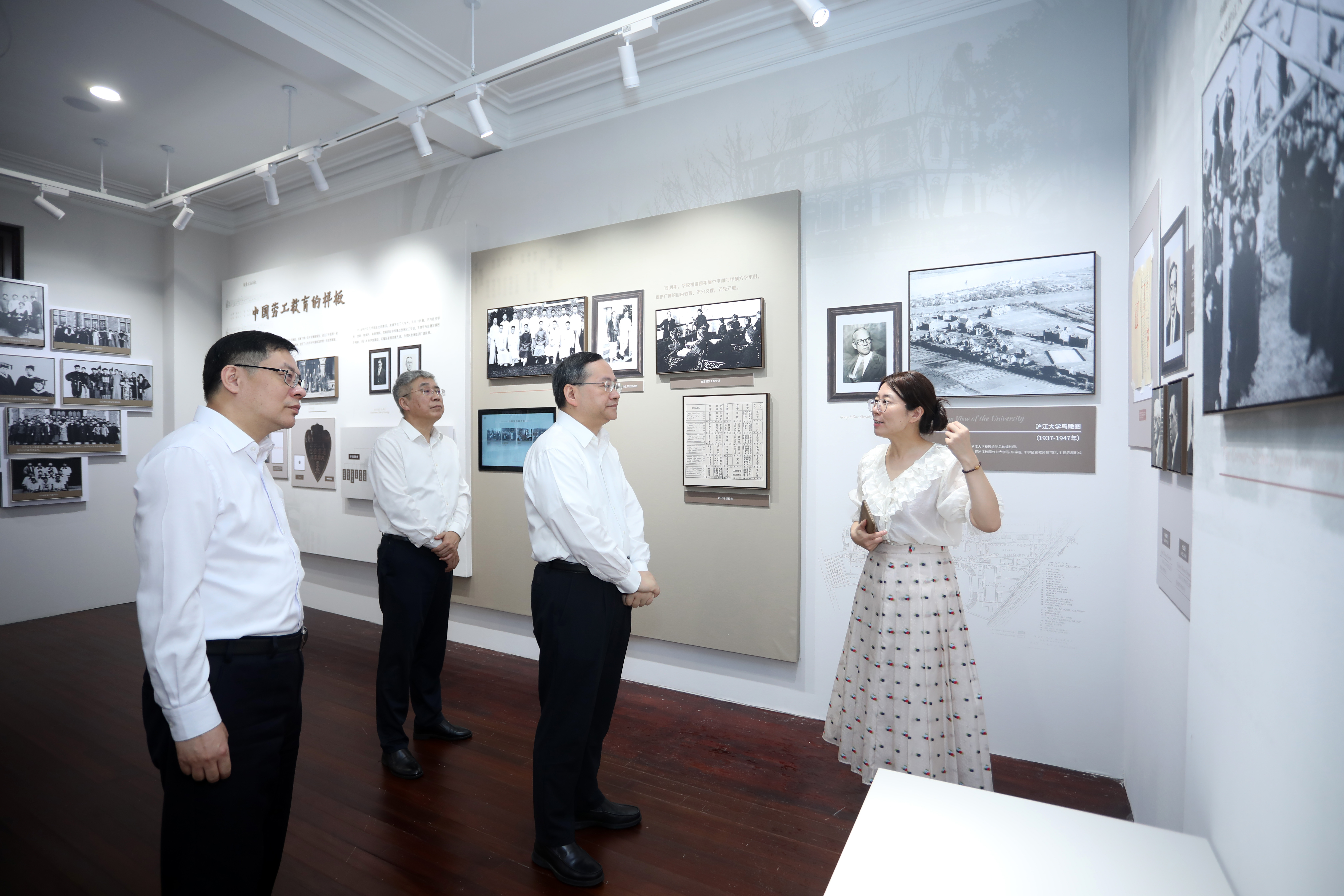 会前参观上理工校史馆