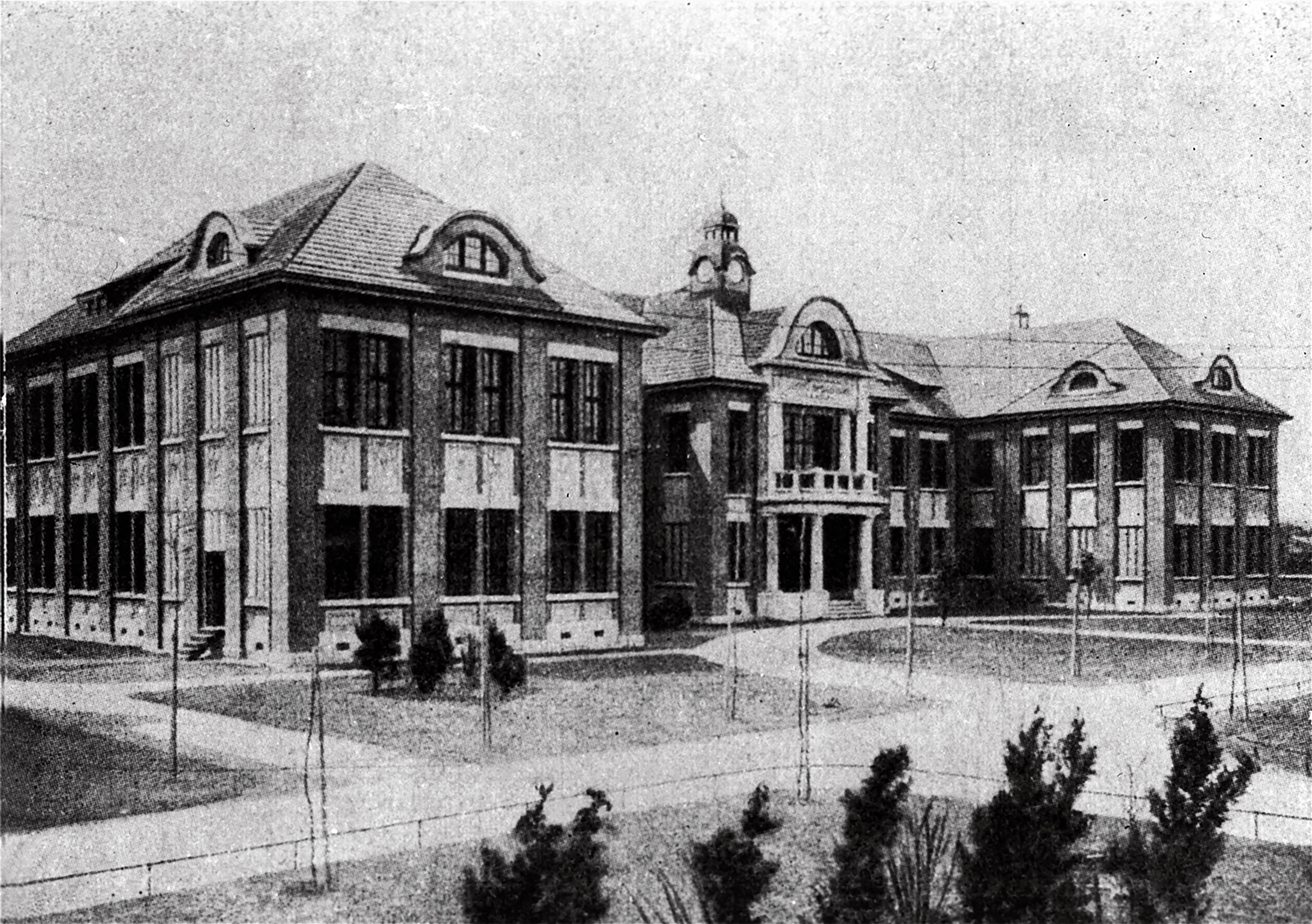 1913年落成的工科讲堂