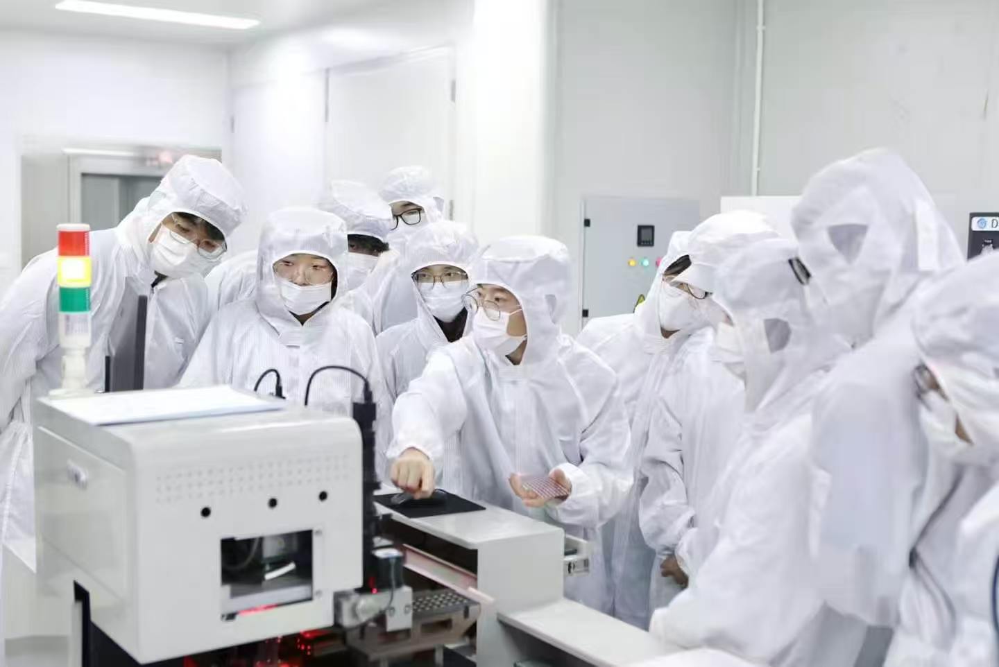 上理学子在微电子封装基地做封装后芯片